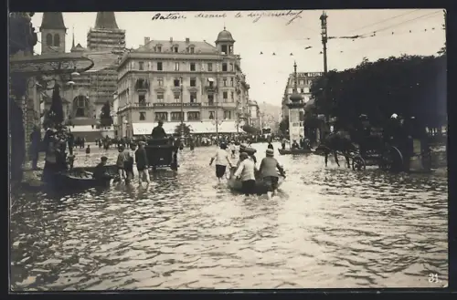 Foto-AK Luzern, Hochwasser im Ort, Boote und Pferdekutschen, Blick zum Hotel National