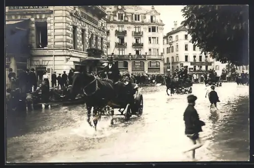 Foto-AK Luzern, Hochwasser 1910, Pferdekutschen in der Strasse vor dem Hotel du Cygne