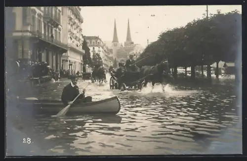 Foto-AK Luzern, Hochwasser, Pferdekutschen und ein Mann in einem Ruderboot in der überfluteten Strasse