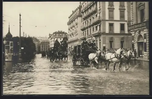AK Luzern, Hochwasser 1910, Pferdekutschen fahren durch die überflutete Strasse