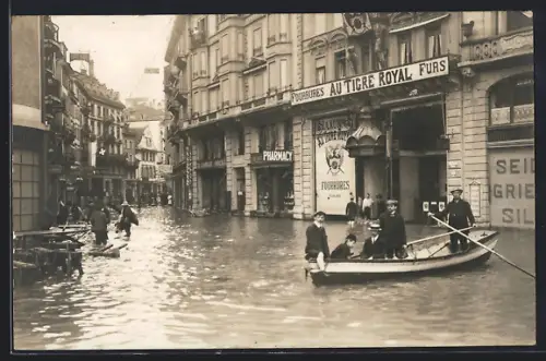Foto-AK Luzern, Hochwasser, Pharmacy, Fourrures Au Tigre Royal, Ruderboot in einer überfluteten Strasse