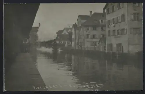 Foto-AK Rorschach, Hochwasser, Eisenbahn fährt durch die überflutete Strasse