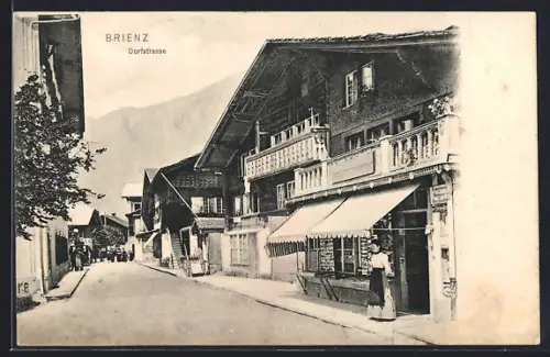 AK Brienz, Dorfstrasse mit Passanten