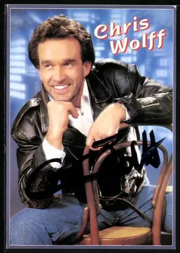 AK Musiker Chris Wolff auf einem Stuhl, Autograph