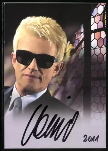 AK Musiker Heino vor einem Kirchenfenster, Autograph