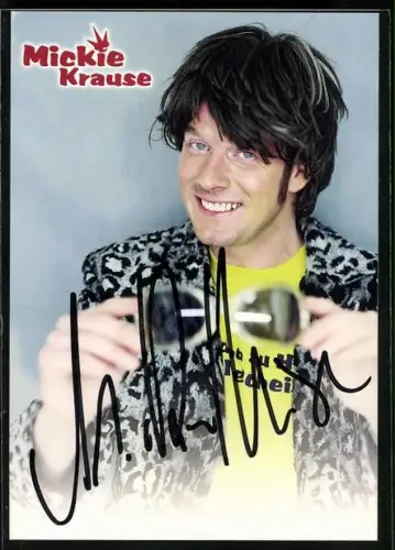 AK Musiker Mickie Krause blickt lächelnd in die Kamera, Autograph