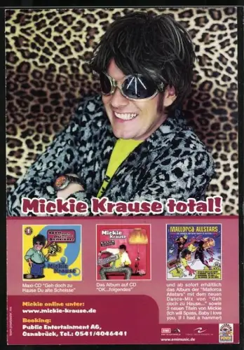 AK Musiker Mickie Krause blickt lächelnd in die Kamera, Autograph