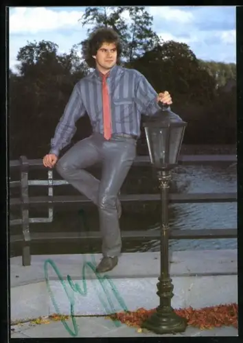 AK Musiker Andy Borg sitzt auf einem Geländer, Autograph