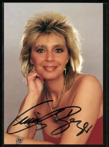 AK Musikerin Cindy Berger in rotem Kleid, Autograph