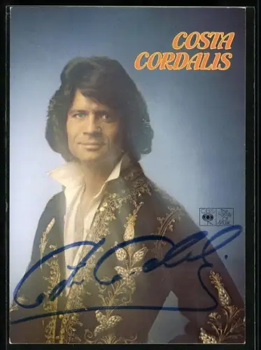 AK Musiker Costa Cordalis vor blauem Hintergrund, Autograph