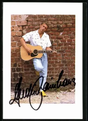 AK Musiker Rainhard Fendrich vor einer Backsteinmauer, Autograph