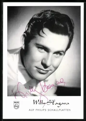 AK Musiker Willy Hagara in die Kamera schauend, Autograph