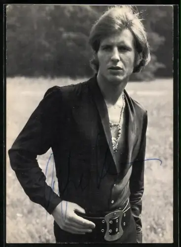 AK Musiker Alfie Khan auf einer Wiese, Autograph