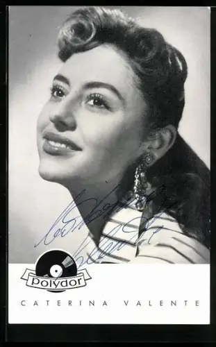 AK Musikerin Caterina Valente lächelnd mit Ohrringen posierend, Autograph