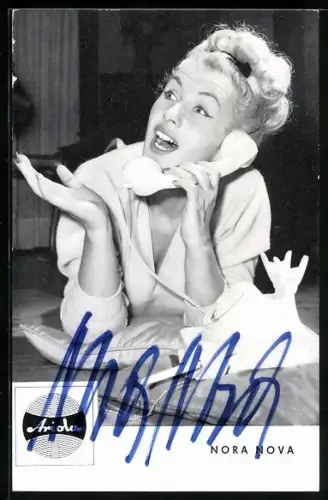 AK Musikerin Nora Nova am Telefon sprechend, Autograph
