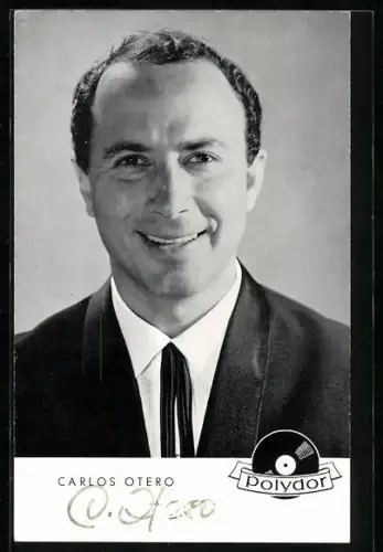 AK Musiker Carlos Otero im Anzug mit Autograph