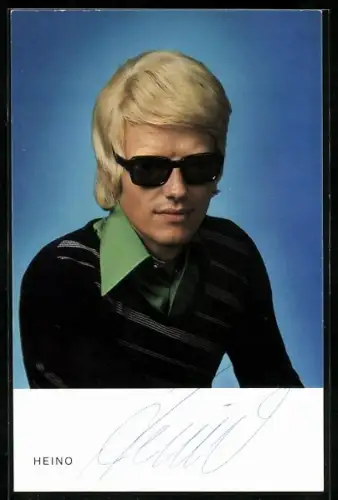 AK Musiker Heino mit ernster Miene in die Kamera schauend, Autograph