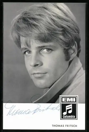 AK Musiker Thomas Fritsch mit ernsten Blick in die Kamera schauend, Autograph