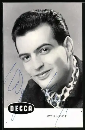 AK Musiker Wyn Hoop lächelnd im Porträt mit Autograph