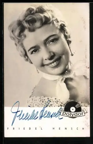AK Musikerin Friedel Hensch mit Halstuch, Autograph