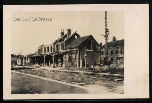 Foto-AK La Bassée, Blick auf den zerstörten Bahnhof