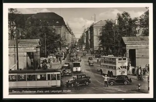 AK Berlin, Potsdamer Platz und Leipziger Strasse mit Strassenbahn, Autos und Verkehrspolizist