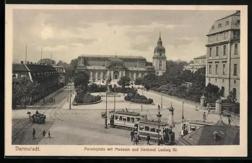 AK Darmstadt, Paradeplatz mit Museum und Denkmal Ludwig IV, Strassenbahnen und Leute