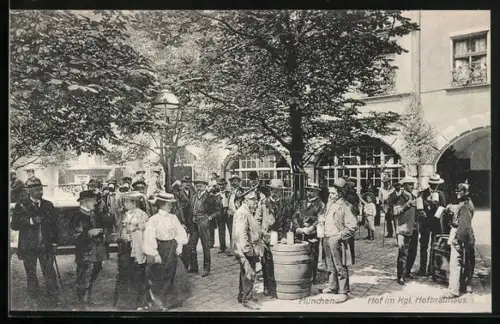 AK München, Hof im königl. Hofbräuhaus, Gäste stehen um die Fässer