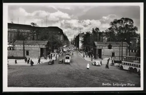 AK Berlin, Leipziger Platz mit Strassenbahnen und Fahrrädern