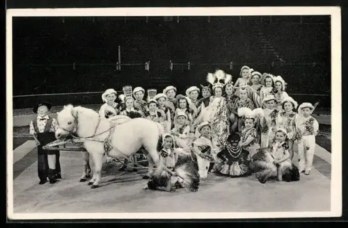 AK C. H. Schäfers Circus-Stadt Lilliput, Gruppenfoto mit einem Pony