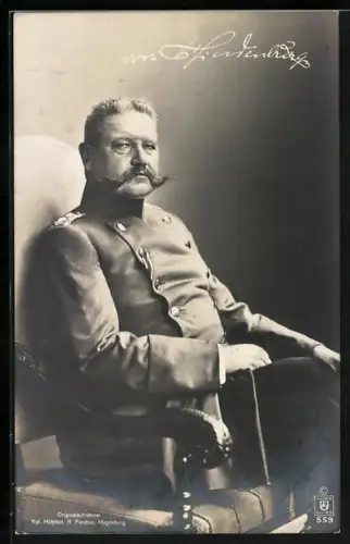 AK Generalfeldmarschall Paul von Hindenburg auf einem Sessel