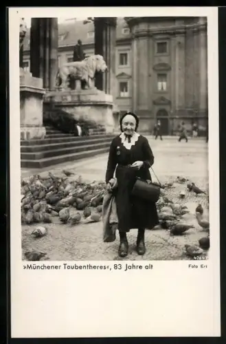 Foto-AK München, Münchener Taubentherese vor der Feldherrnhalle