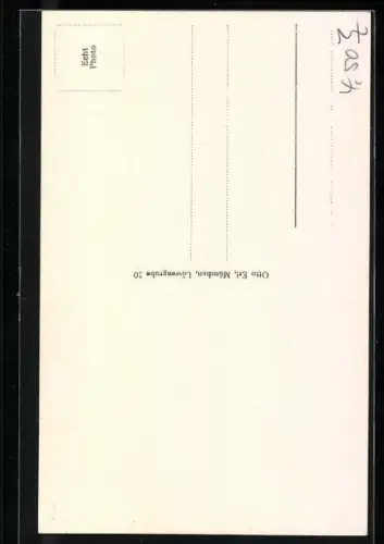 Foto-AK München, Münchener Taubentherese vor der Feldherrnhalle