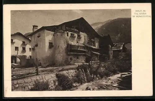 AK Sta. Maria im Münstertal, Ortspartie mit Häusern, Tordurchgang, Mauer u. Bach