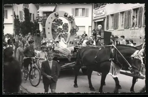 Foto-AK Fislisbach, Festumzug vor Haus Peterhans, Hufeisen-Wagen, Radfahrer, Tankstelle