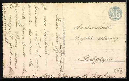 AK Les Ponts-de-Martel, Platz mit Brunnen, Mauer mit Schaukasten, Kirchturm