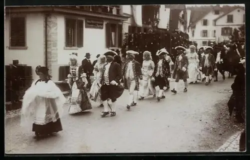 Foto-AK Rüti /ZH, Strassenumzug vor der Glaserei Reinhard, Teilnehmer in historischer Kleidung
