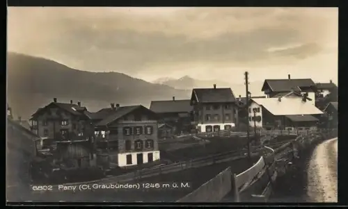 AK Pany /Graubünden, Ortspanorama mit Strasse u. Bergen