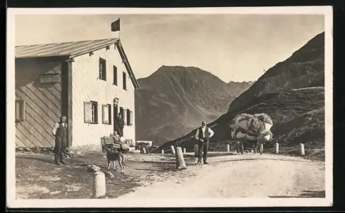 AK Andermatt, Oberalp, Gasthaus Wirtschaft zur Passhöhe mit Wirt und Heuwagen