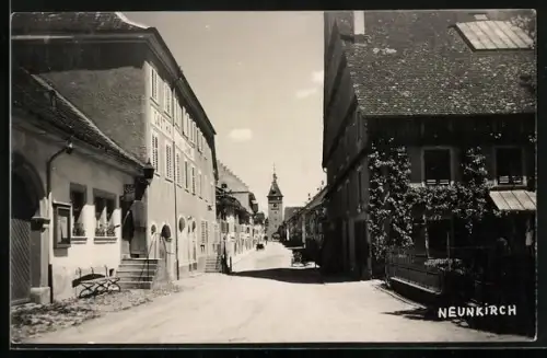 AK Neunkirch, Strassenpartie mit Gasthaus und Turmblick