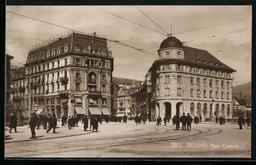 AK Biel, Place Centrale mit Passanten
