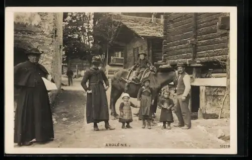 AK Evolène, Strassenpartie und Familie mit Pferd