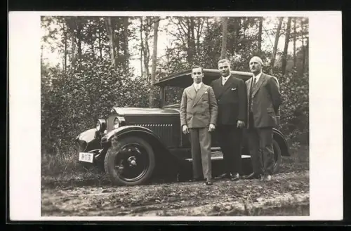 AK Automobil Opel mit Kennzeichen IH-11790 und drei Herren vor dem Auto