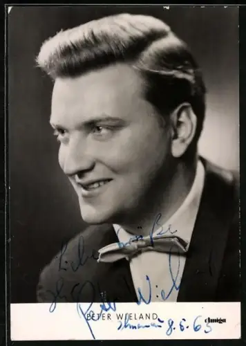 AK Opernsänger Peter Wieland lächelnd im Porträt, Autograph
