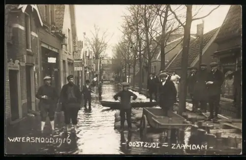 AK Zaandam, Hochwasser 1916, Oostzijde, Bewohner in einer überfluteten Strasse