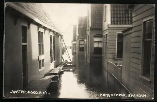 AK Zaandam, Hochwasser 1916, Konijnenpad, Stege in einer überfluteten Strasse