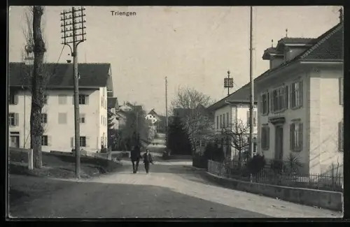 AK Triengen, Strassenpartie mit Wohnhäusern und Passant mit Pferd