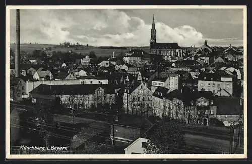 AK Münchberg i. Bayern, Stadtansicht mit Kirche u. Bahnschienen