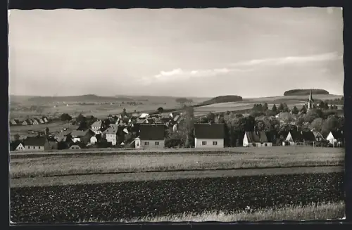 AK Sparneck im Fichtelgebirge, Ortsansicht mit Kirche und Feldern