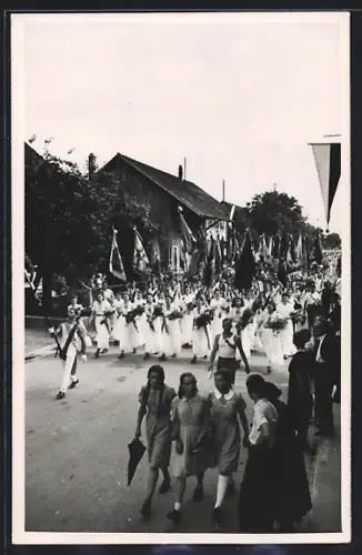 Foto-AK Fislisbach, Festumzug mit Fahnen